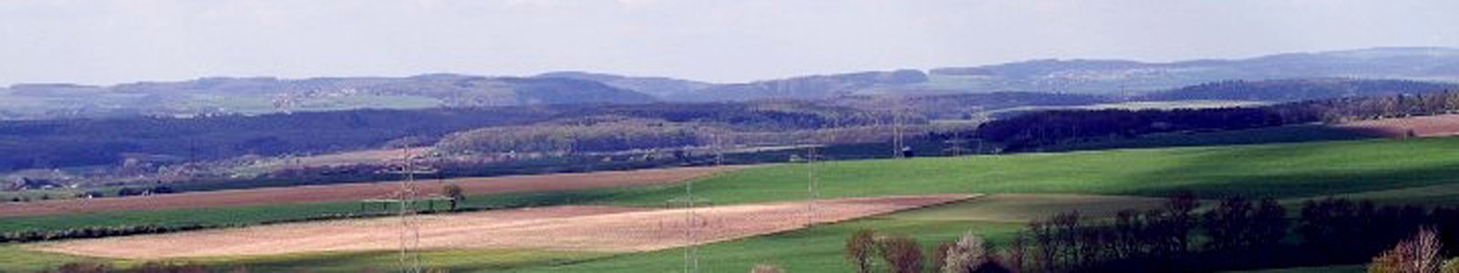 Landschaft mit Bergen und Feldern im Vordergrund ©Feuerbach